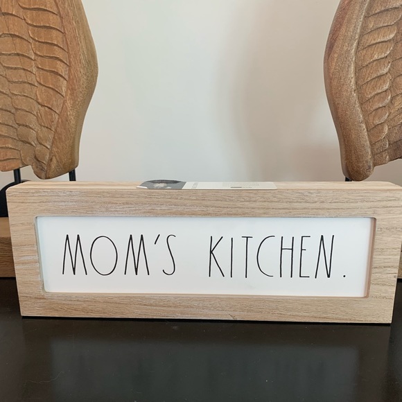 MOM’S KITCHEN sign